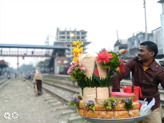 স্টেশনের বুকে এক চিলতে হাসি 